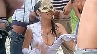 la mariée se fait asperger de sperme et de pisse en bukkake