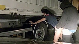glory part baiser avec des routiers sur le parking