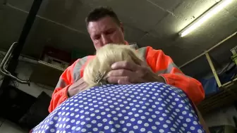 Dicke Milf fickt den Mechaniker um die Rechnung zu bezahlen